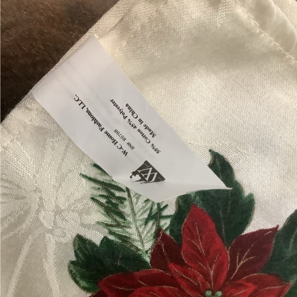 EUC Poinsettia Cloth Napkins Christmas Holidays Cream Red Green Square - Picture 3 of 4